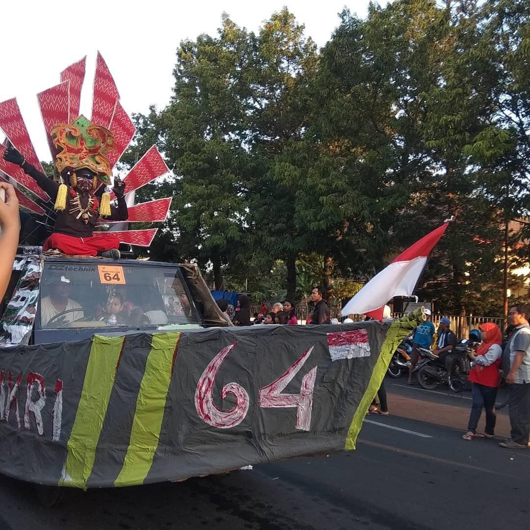 mobil hias karnaval 17 agustus