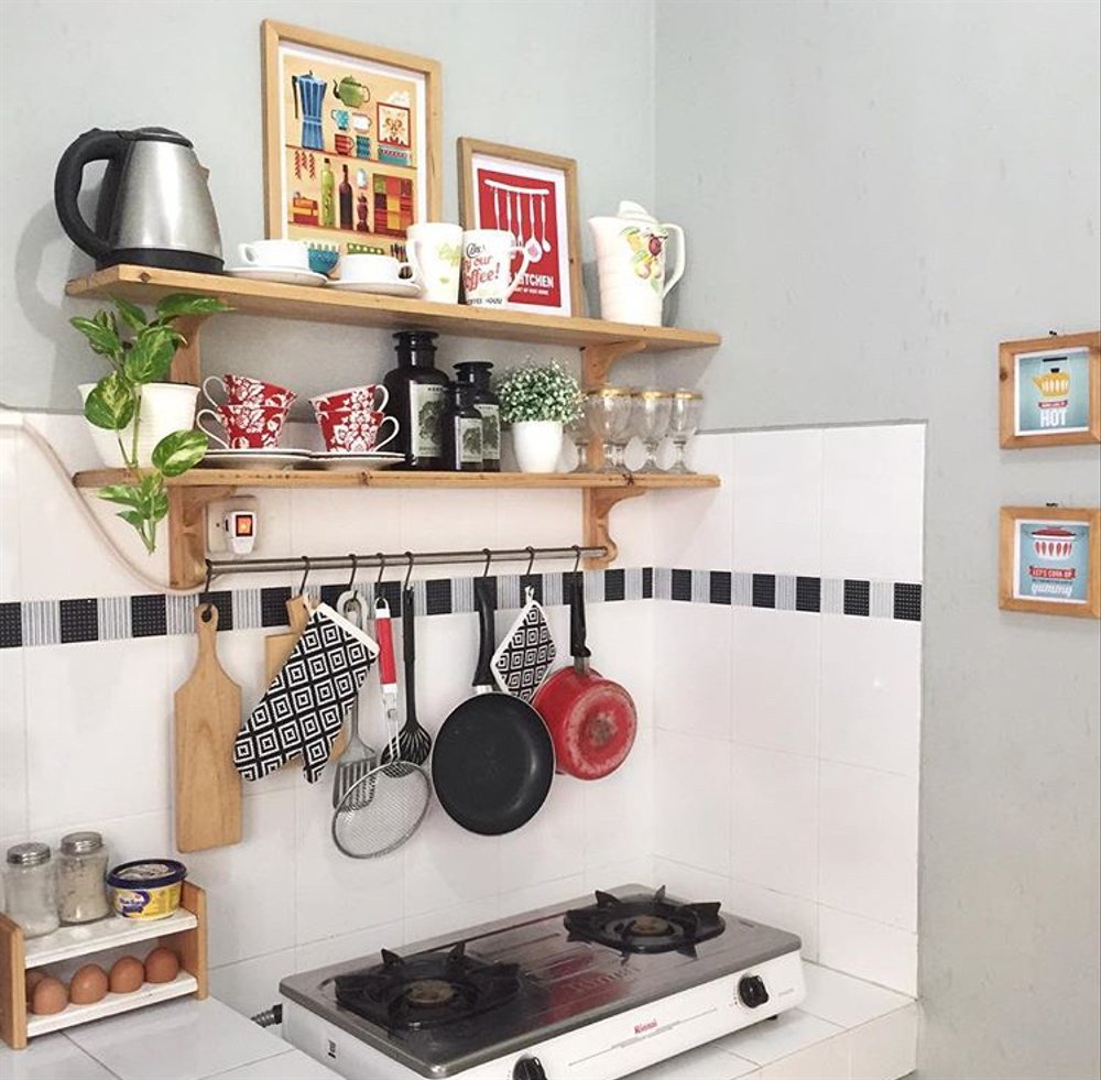 dapur minimalis rak dari kayu konsep sederhana inspirasi dinding sumber temonggo